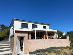 Maison à étage avec enduit bi-ton construite à Sainte-Foy-d'Aigrefeuille en Haute-Garonne