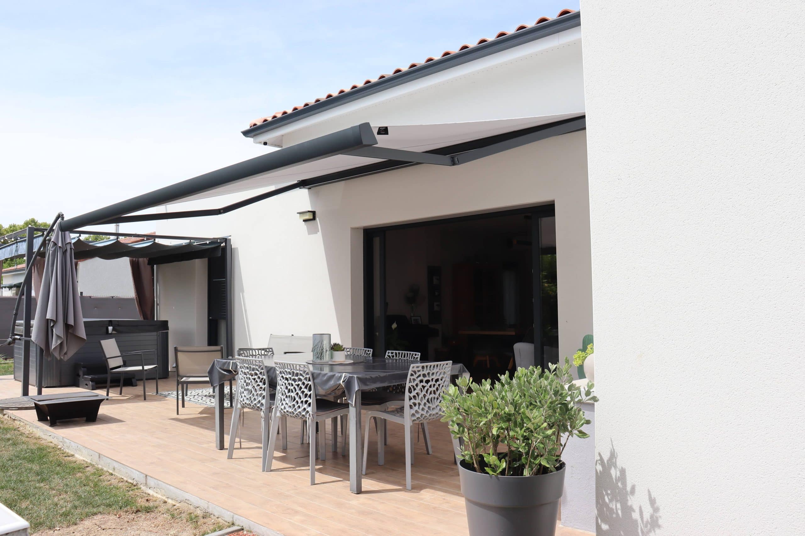 Maison moderne de plain-pied construire à Castelnau d'Estretefonds en Haute-Garonne - vue terrasse