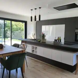 Cuisine contemporaine haut-de-gamme avec îlot central