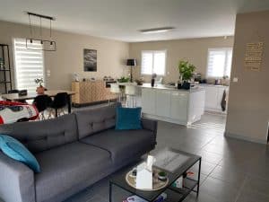 Cuisine ouverte sur salon avec ilôt central