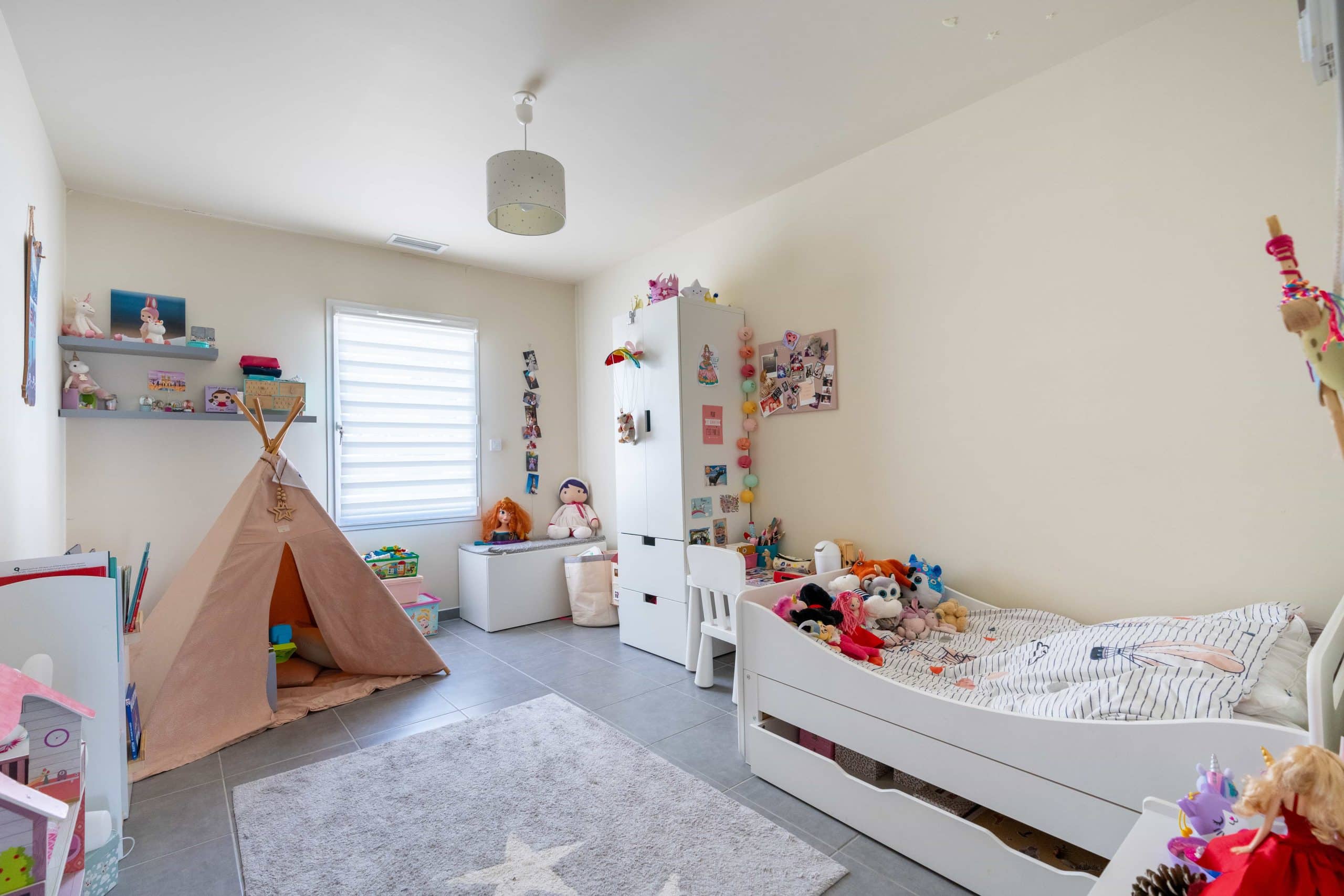 Chambre d'enfant lumineuse avec tipi