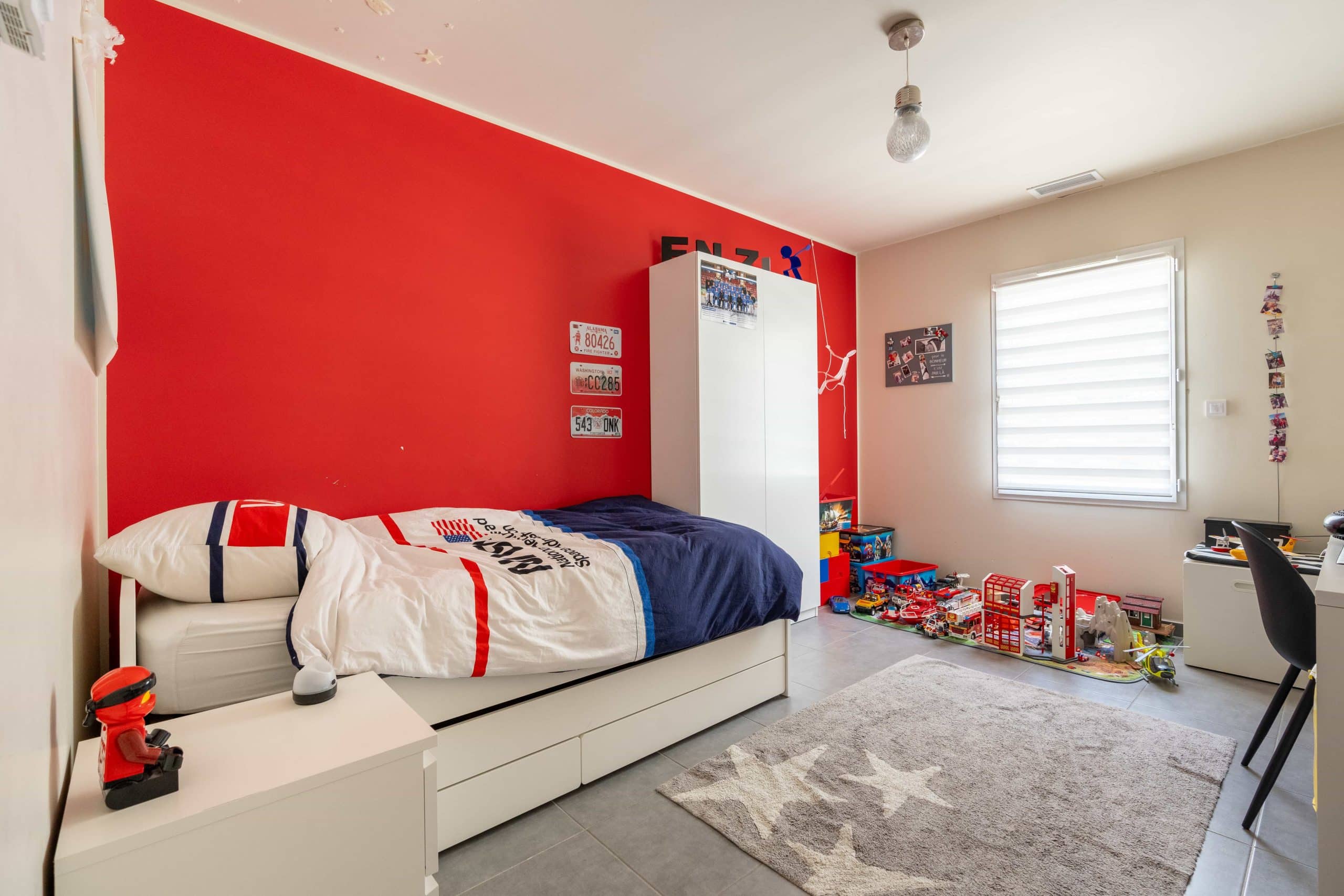 Chambre d'adolescent décorée avec des couleurs vives