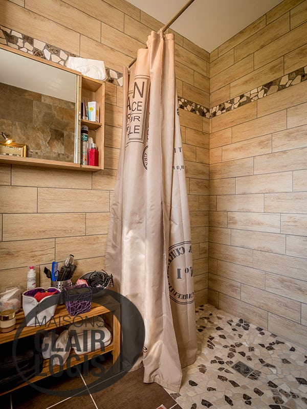 Salle de bain avec douche à l'italinne