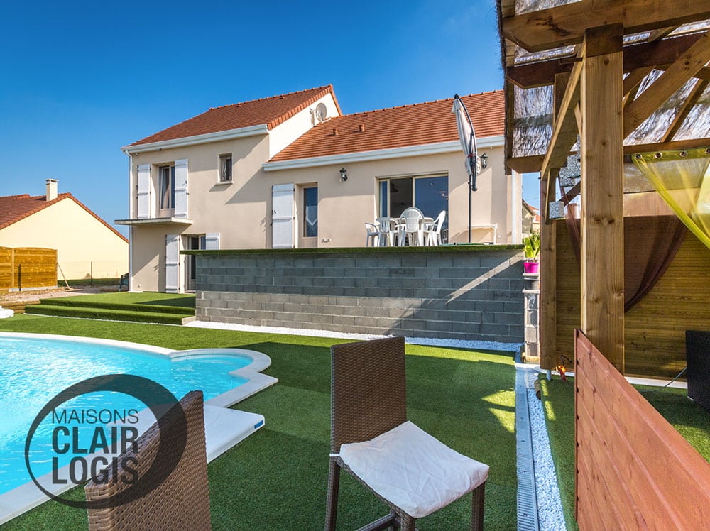 Maison individuelle à étage, avec piscine