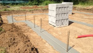 Déroulement du chantier : coulage des fondations d'une maison individuelle