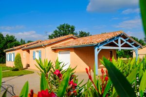maison neuve de plain-pied avec garage accolé et abri