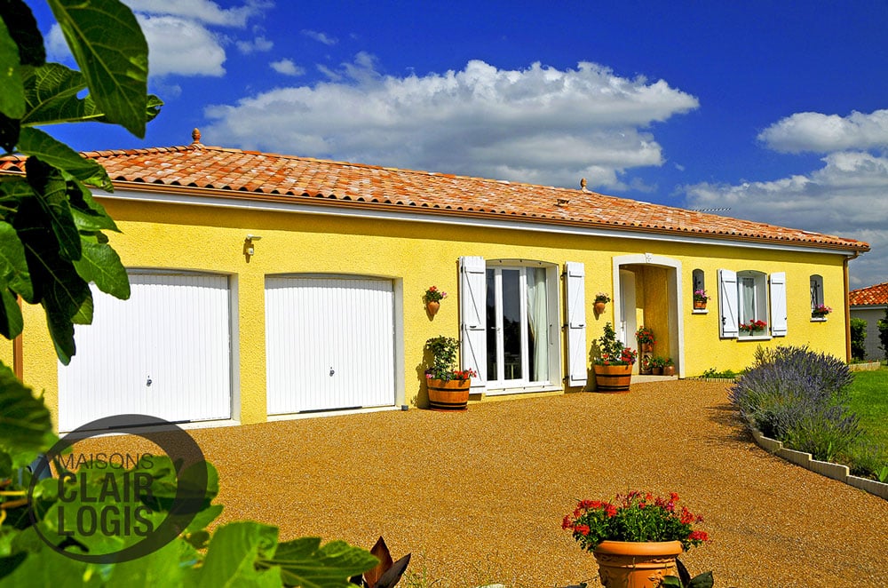 Maison traditionnelle de plain-pied, avec double garage