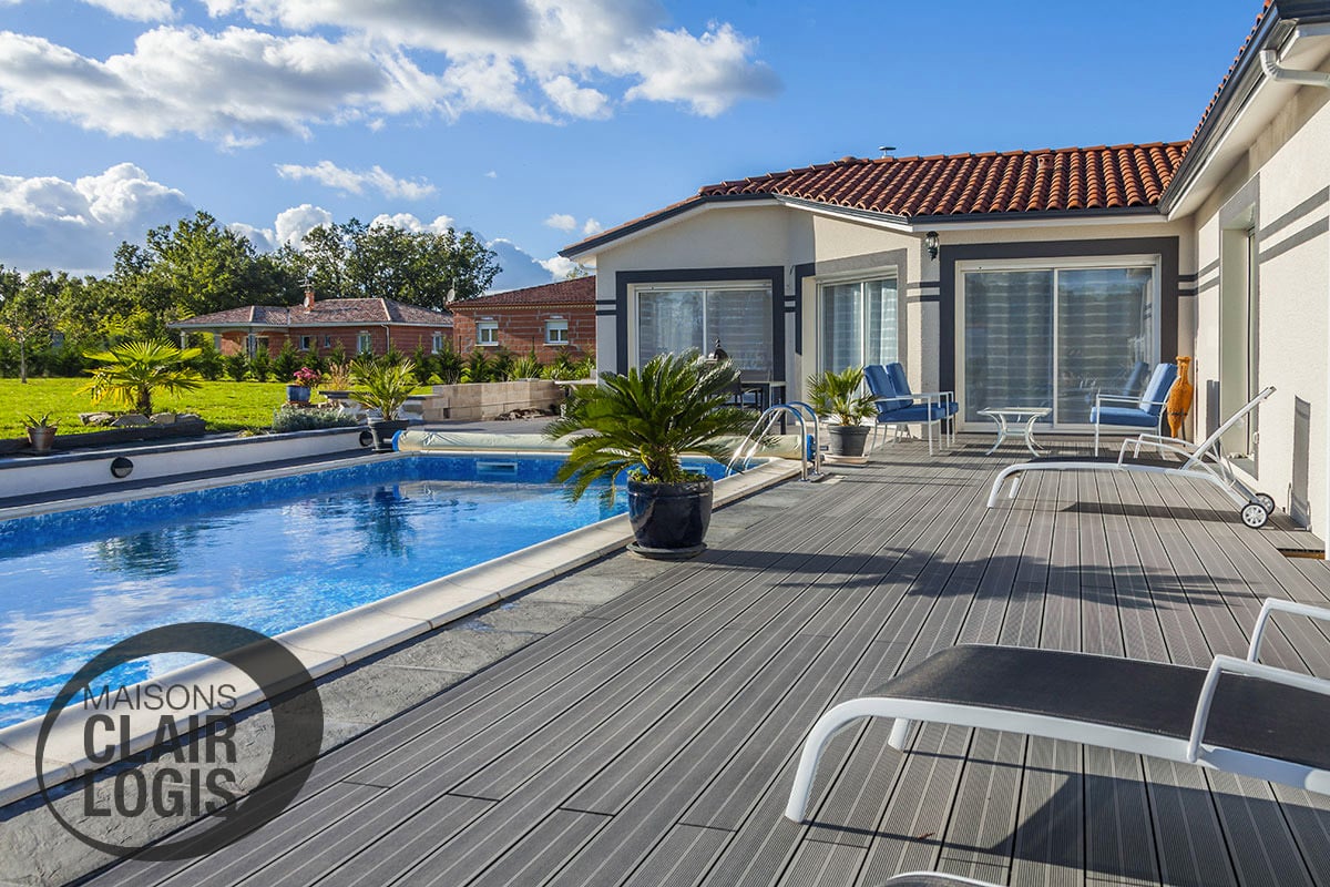 Maison moderne avec vaste terrasse