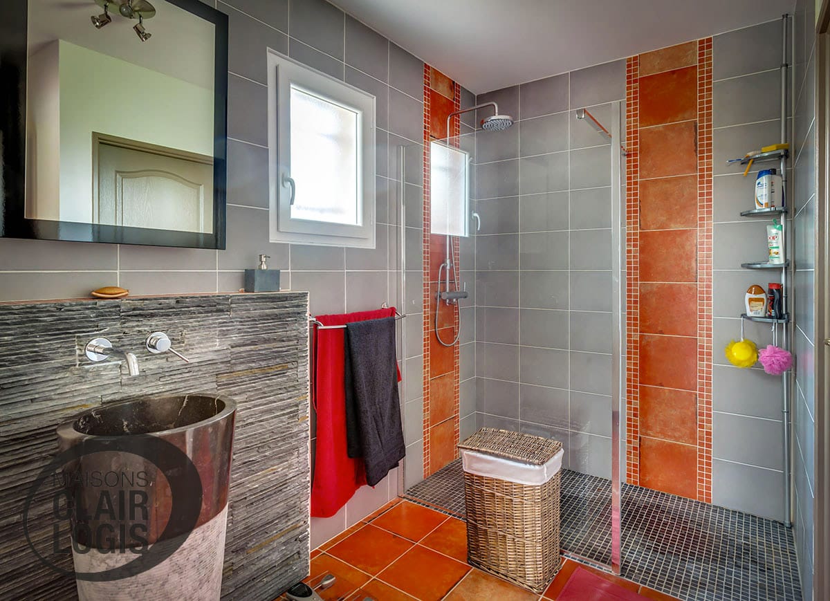 Salle de bain contemporaine avec douche à l'italienne