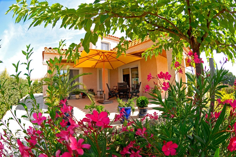 Terrasse arboré villa neuve - Maisons Clair Logis Provence-Languedoc
